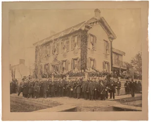 Impressão de grandes álbuns da casa de Lincoln em Springfield depois do Funeral, 1865 (foto sépia)